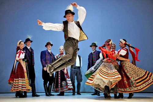 Hungarian folk dance - a dance of improvisation - ảnh 1